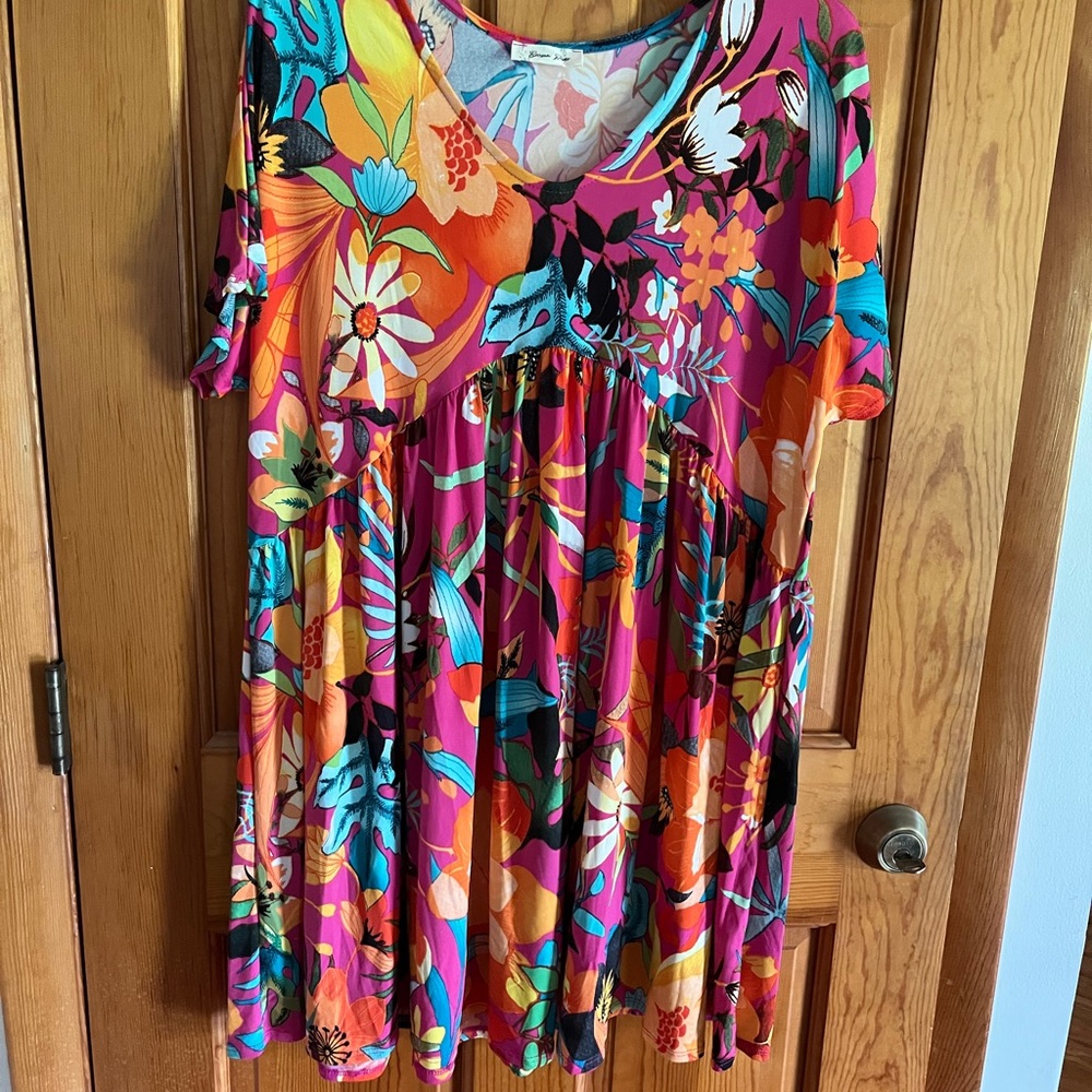 Perfect floral dress for a cruise. Never worn